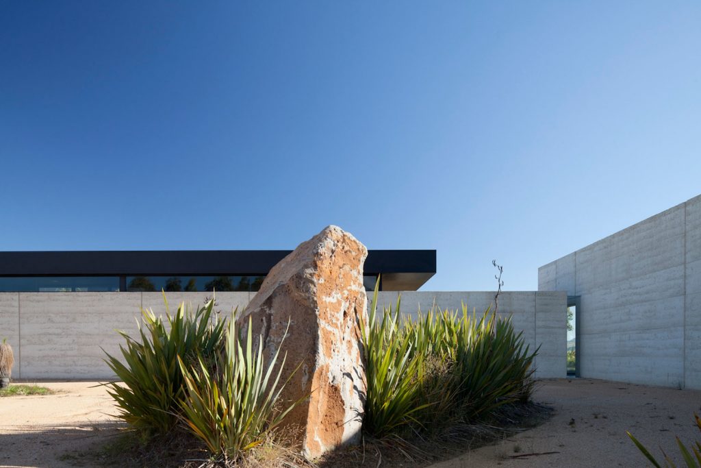Gallery of Hanging Rock House by Six Degrees / The Local Project