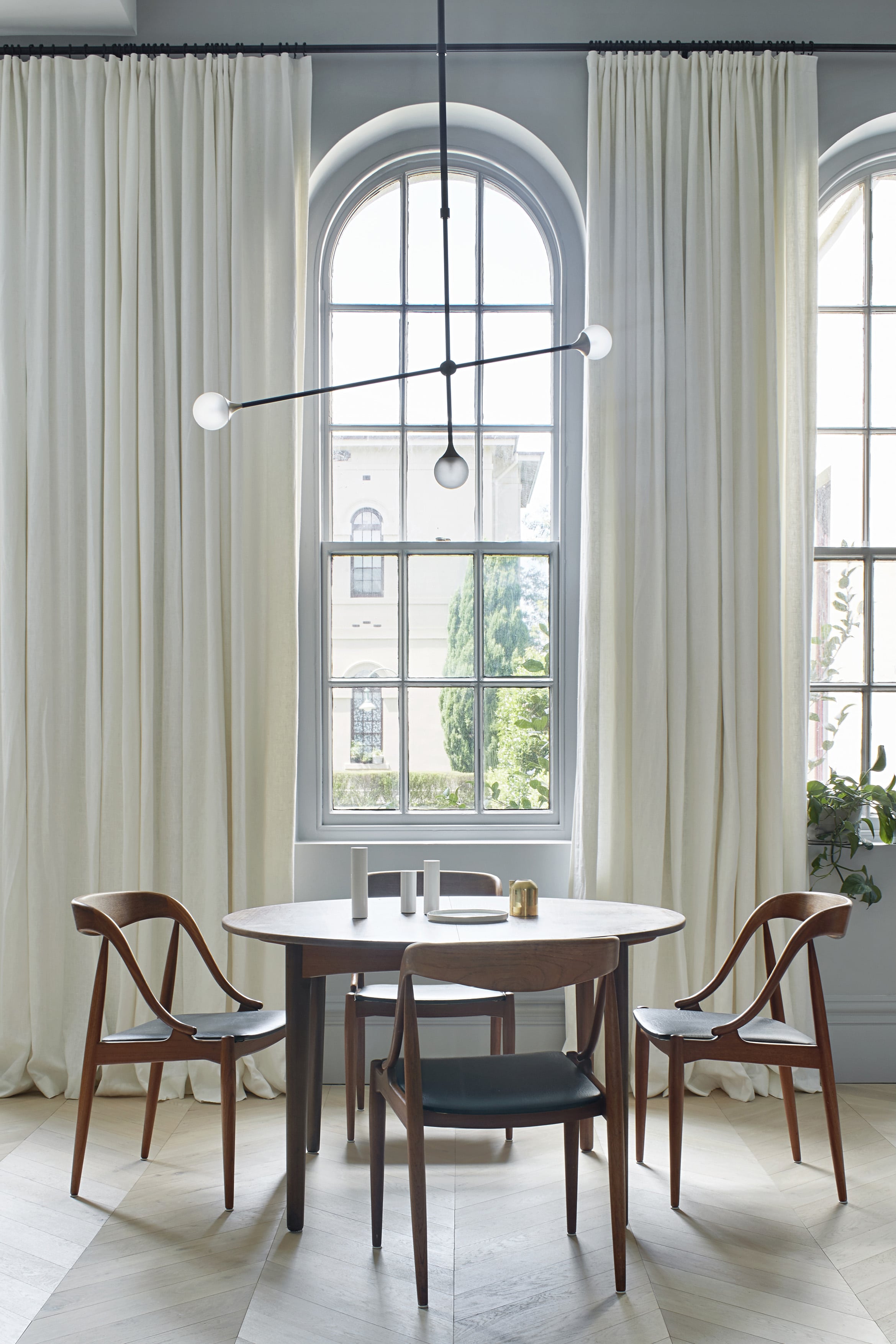 Kew Apartment - Double-heigh Ceilings Furniture Local Design - The Fisher & Paykel Series