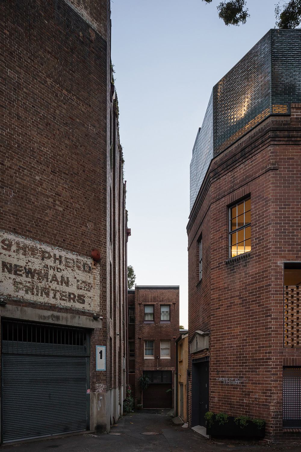 Wandering Down A Tiny Lane In Inner City Darlinghurst At Dusk, One Might Be Surprised To Find A Section Atop A Traditional Red Brick Bui