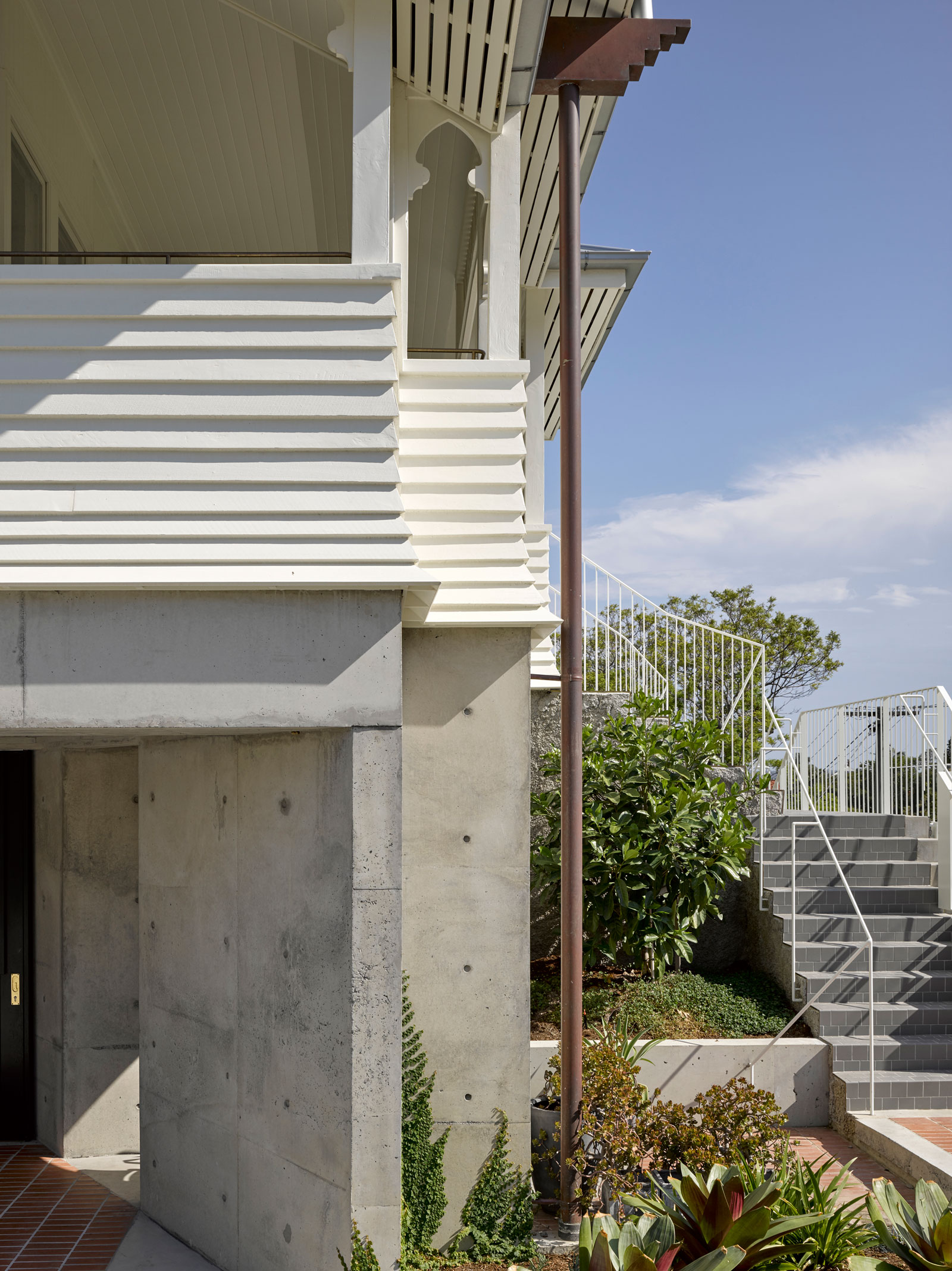 Located In The Historical Riverside Inner Brisbane Suburb Of Teneriffe, Vokes And Peters Architects Have Taken To The Task Of Restoration, Reno