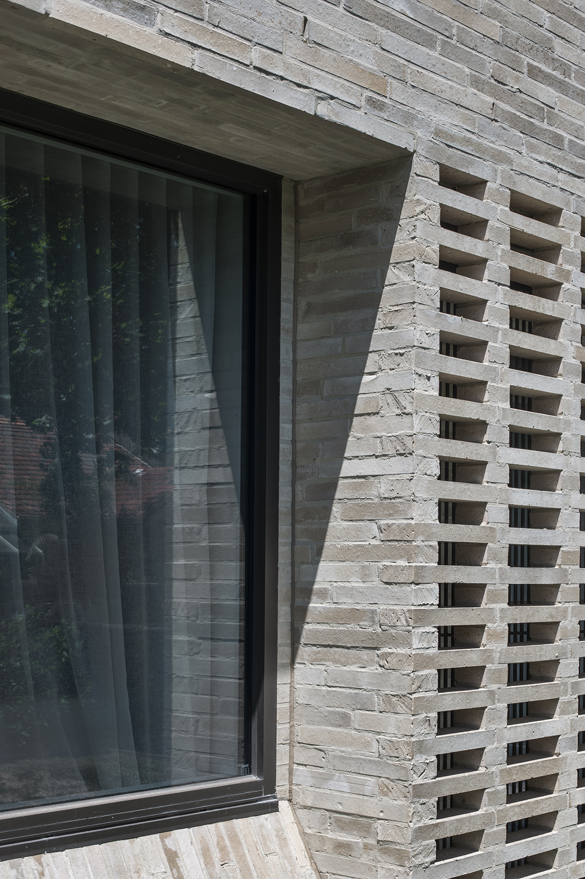 Connected To Its Backyard And Outdoor Room As An Extension Of The Internals, The Bayside House Is A Play On Contrasts