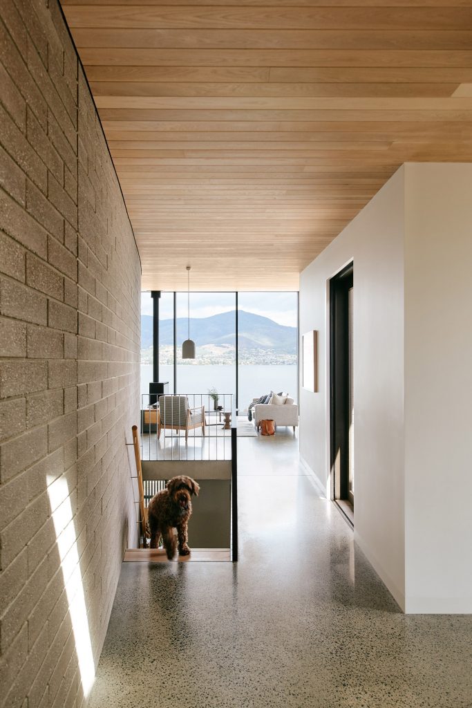 On Tlp Today, We Explore The Play Of Contrasts In House At Otago Bay. Topology Studio Has Conjured A Sense Of Drama On The Waterfront, Emphasising