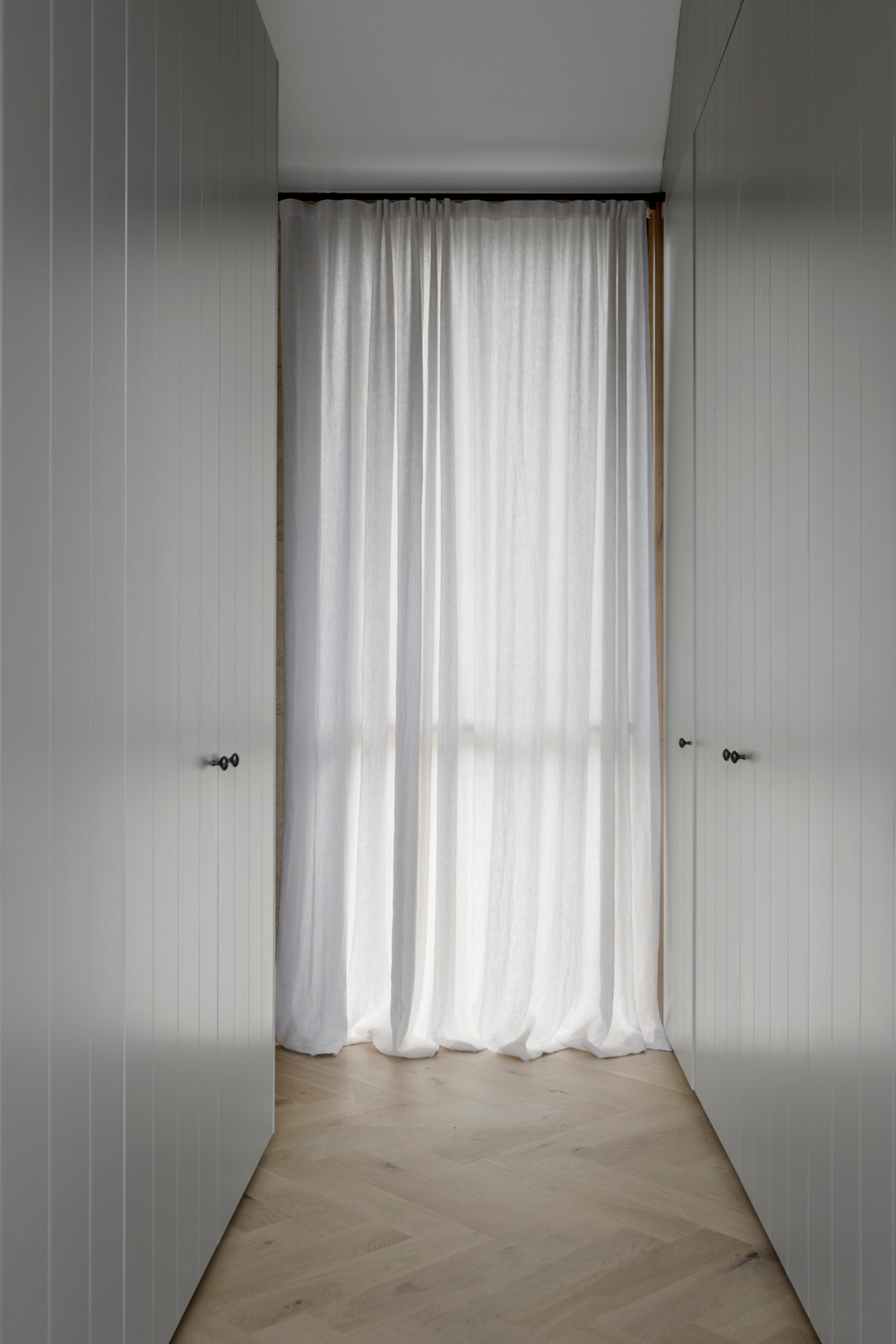 The Natural Earthed Walls And Timber Features Create A Timeless And Calm Setting For Family And Friends To Make Memories