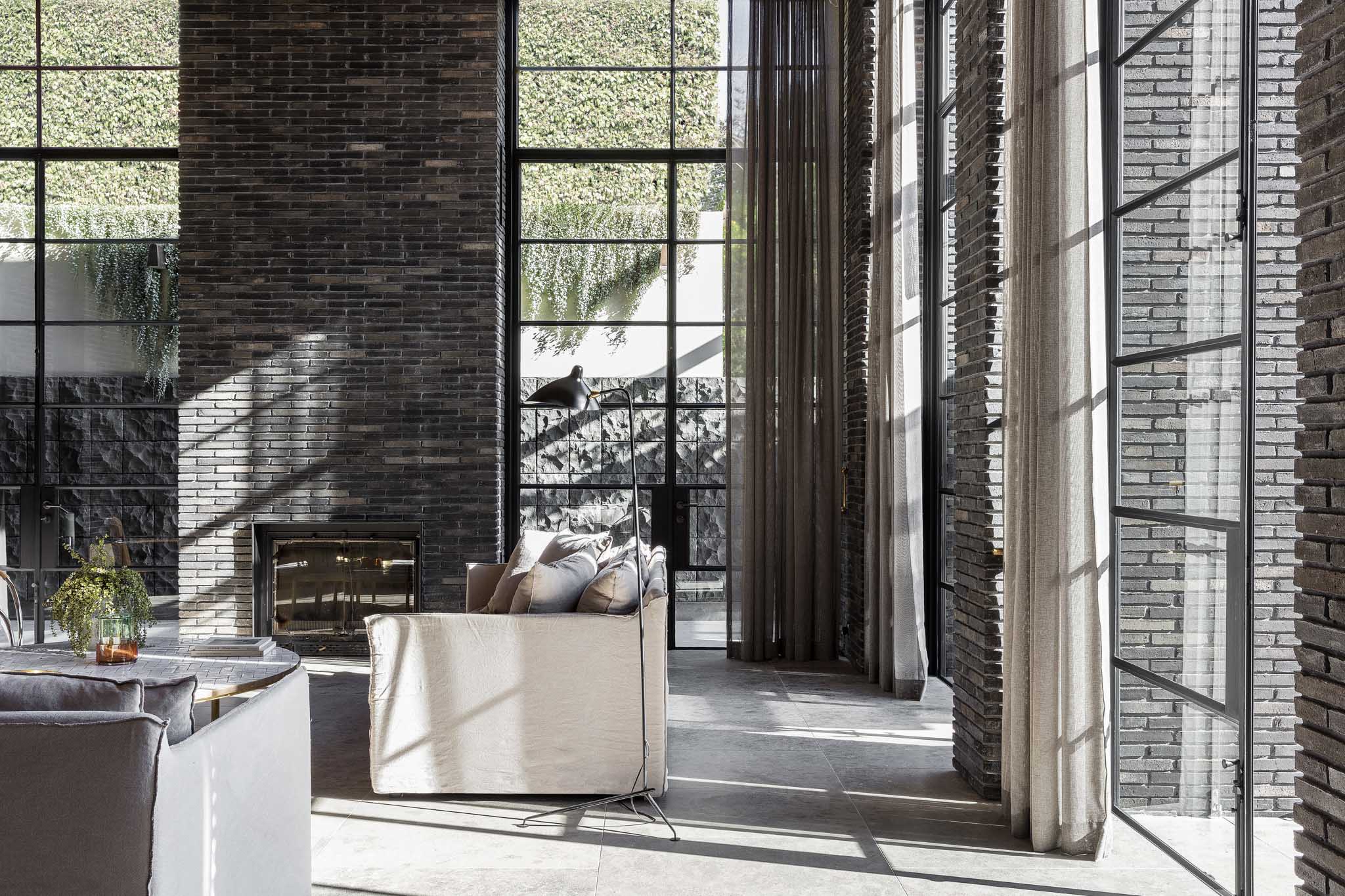 Creating A Cavernous And Texturally Engaging Internal Extension Space