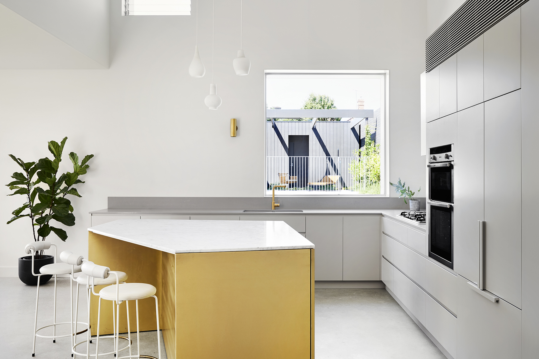 On A Site That Slopes Gradually Along Its Streetscape, The Linear Re Planning Allows For A More Effective Use Of Site With A Corridor Runnin