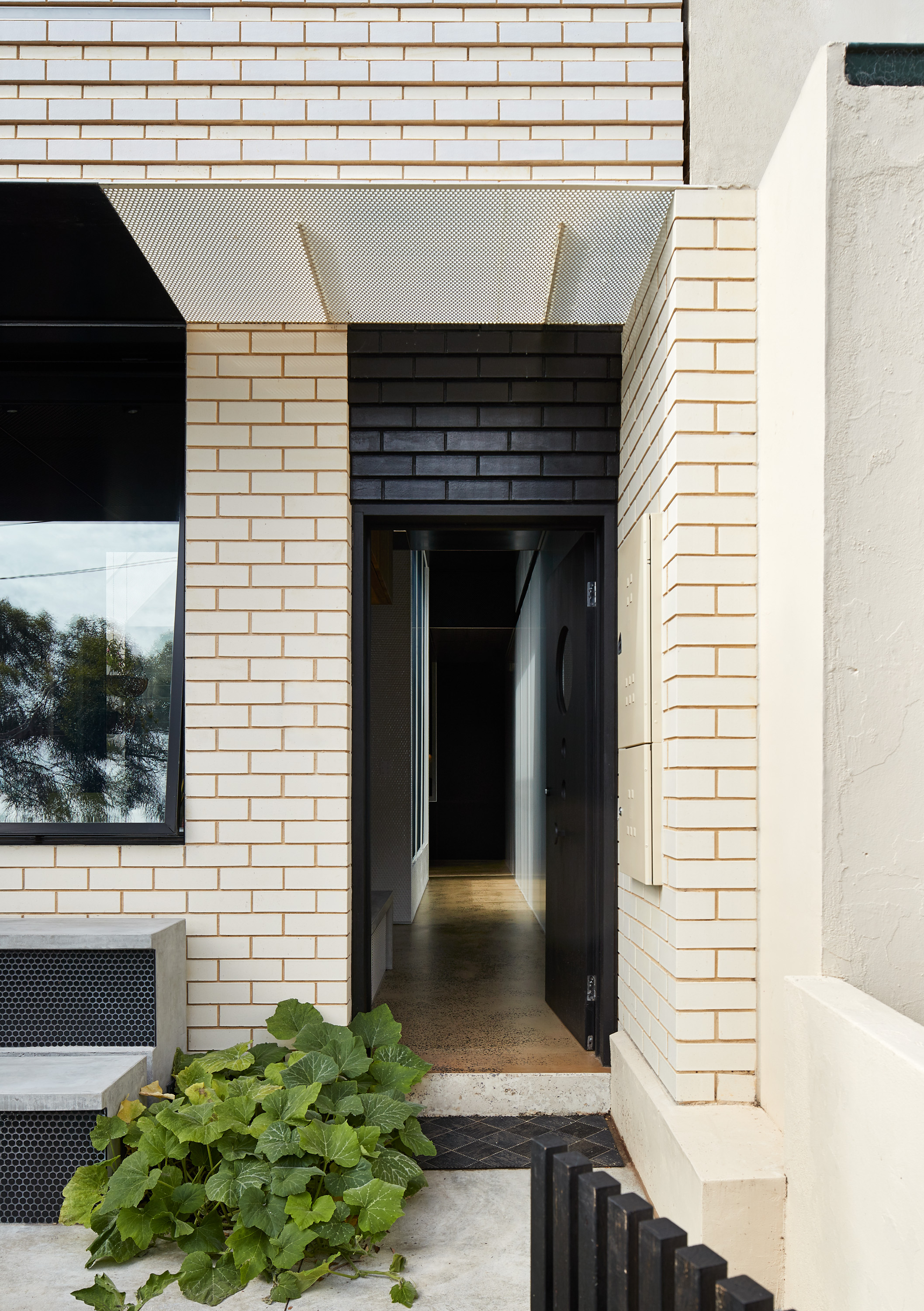 Short Feature Dark Horse, Architecture Architecture