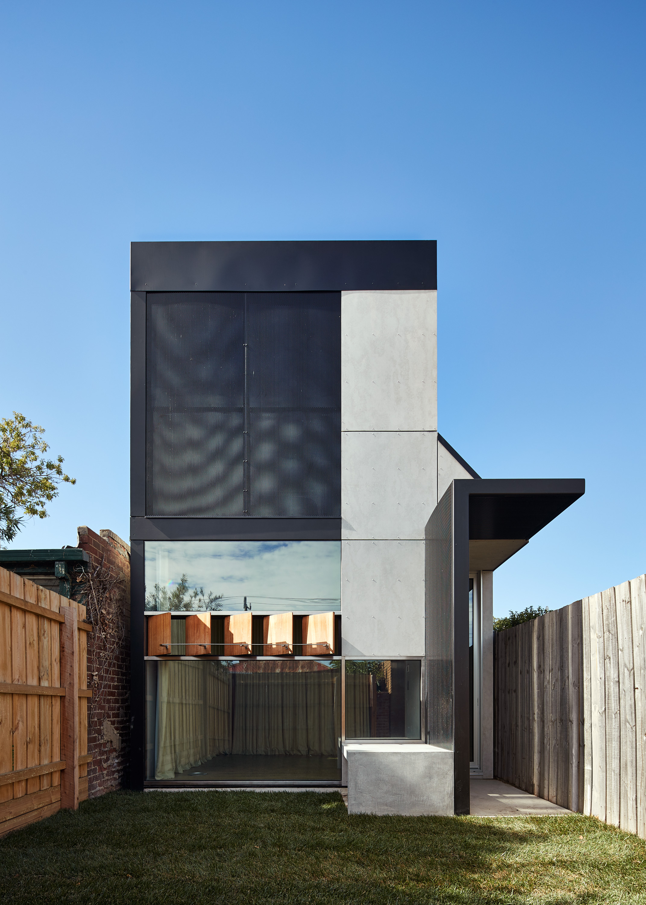 The Architects Used Thin Border Walls Of 15 Cm Thick Walls, Instead Of The Usual 30 Cm