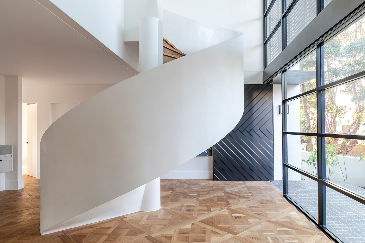 Short Feature Bischoff Residence, Tom Mark Henry