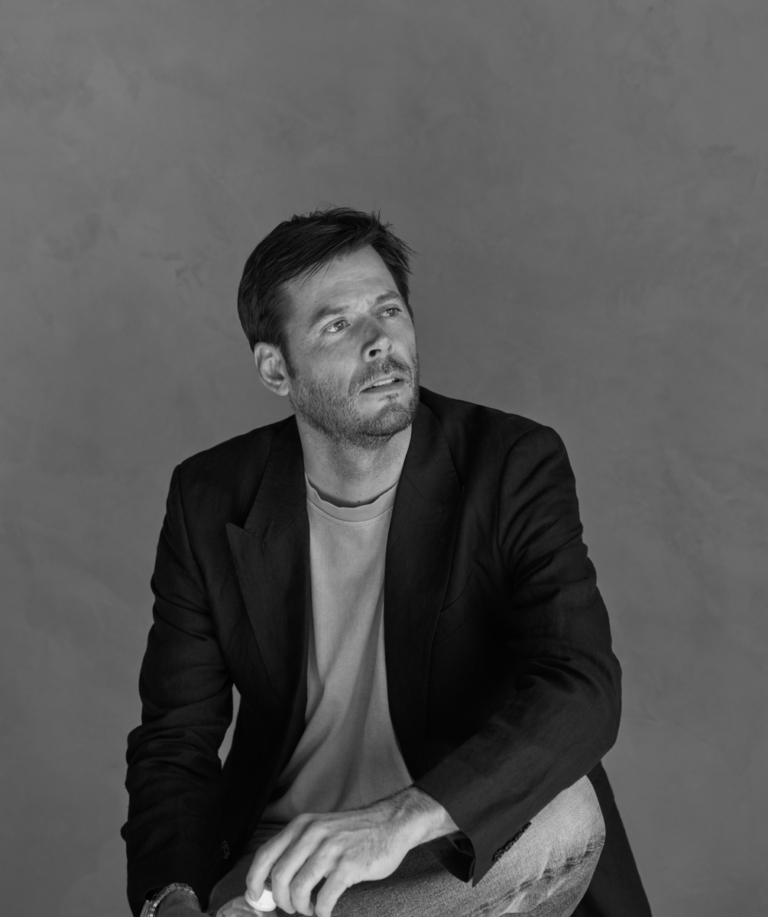 Noahwalker Greyroom 0129 R Webres